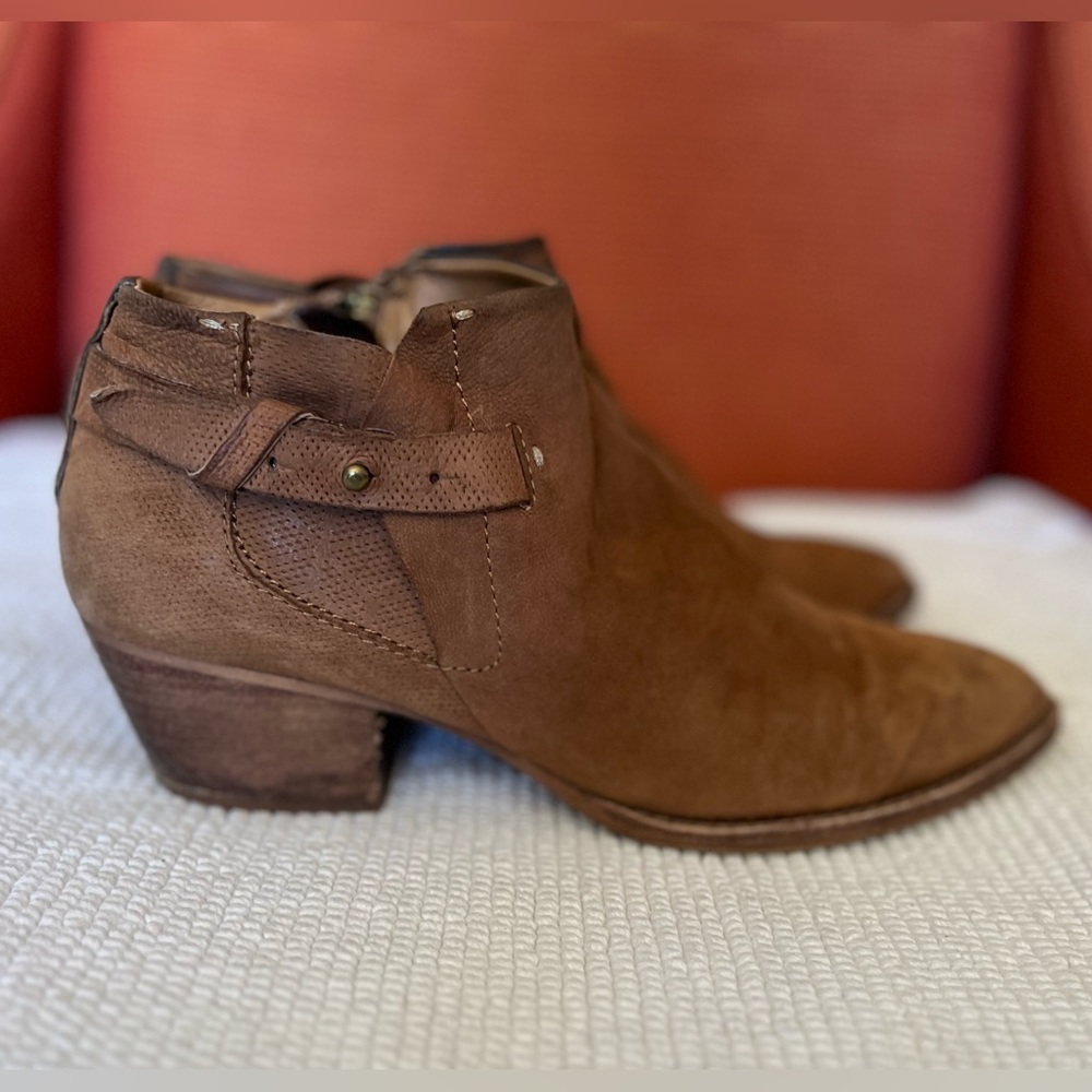 ✨✨‼️LAST CHANCE! (To be donated)‼️✨ 
Dolce Vita Leather Ankle Bootie